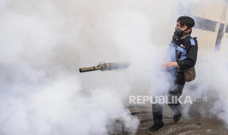 Petugas melakukan pengasapan (fogging). Pemerintah Kabupaten (Pemkab) Lampung Selatan, Provinsi Lampung, mengimbau warga waspada terhadap penyebaran nyamuk penular demam berdarah dengue (DBD).