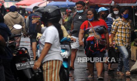 Seorang warga berjalan tanpa mengenakan maskernya dengan benar di Pasar Tradisional Bersehati, Manado, Sulawesi Utara, Senin (21/12/2020). Satuan Tugas (Satgas) COVID-19 Provinsi Sulawesi Utara per tanggal 18 Desember 2020 mencatat penambahan jumlah kasus bulan Desember 2020 yang mencapai 1.712 kasus yang telah melampaui jumlah kasus bulanan November 2020 sebanyak 1.497. 