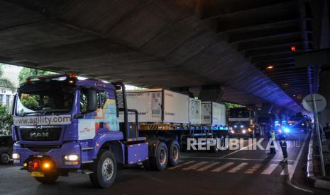 Truk kontainer pengangkut bahan baku vaksin COVID-19 dari Sinovac berjalan menuju Bio Farma di Bandung, Jawa Barat, Selasa (2/3/2021). Sebanyak 10 juta bahan baku vaksin COVID-19 dari Sinovac, China tiba di Bio Farma yang selanjutnya akan diproses menjadi sekitar delapan juta vaksin untuk dialokasikan pada program vaksinasi nasional tahap kedua.