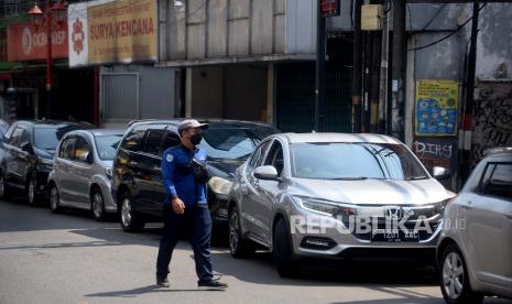   Dinas Perhubungan (Dishub) Kabupaten Bogor dan Polres Bogor menertibkan kendaraan yang parkir di bahu jalan di Kawasan tertib lalu lintas dan jalan alternatif Sentul, Kabupaten Bogor.  Juru parkir mengatur kendaraan yang parkir di Kawasan Jalan Suryakencana, Bogor, Jawa Barat