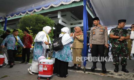 Bupati Sleman, Kustini Sri Purnomo, melepas keberangkatan 360 Calon jamaah haji asal Sleman kloter 44 SOC di Masjid Agung Sleman. 