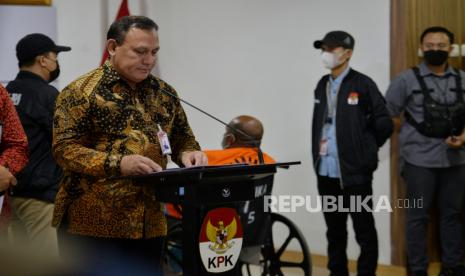 Ketua KPK Firli Bahuri menyampaikan keterangan pers penahanan tersangka Gubernur Papua nonaktif Lukas Enembe di RSPAD, Jakarta, Rabu (11/1/2023). KPK membantarkan sementara penahanan terhadap tersangka Lukas Enembe karena alasan kesehatannya dan akan menjalani perawatan di RSPAD. Semestinya Lukas Enembe ditahan di rutan KPK Pomda Jaya Guntur selama 20 hari pertama guna kepentingan penyidikan. Lukas Enembe merupakan tersangka dalam kasus dugaan suap dan gratifikasi terkait proyek pembangunan infrastruktur di Provinsi Papua. 