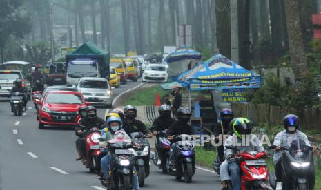 Kepadatan arus balik menuju jalur utara arah Subang di Jalan Tangkuban parahu, Kabupaten Bandung Barat, Ahad (30/4/2023). Puncak arus balik gelombang kedua diprediksi akan terjadi pada tanggal 29-30 April hingga 1 Mei 2023, sebelum jadwal masuk sekolah usai libur Lebaran.