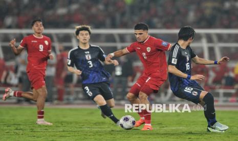 Pemain timnas Indonesia Ragnar Oratmangoen (kedua kanan) berusaha melewati adangan pemain timnas Jepang saat bertanding pada babak ketiga Kualifikasi Piala Dunia 2026 Grup C di Stadion Utama Gelora Bung Karno (SUGBK), Jakarta, Jumat (15/11/2024). Dalam pertandingan tersebut, Indonesia kalah atas Jepang dengan skor 0-4. 