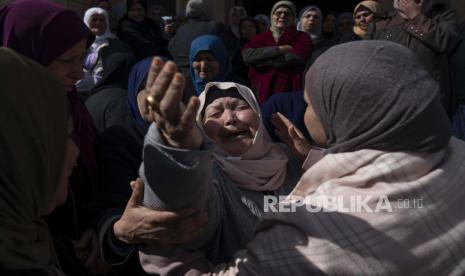 Seorang pelayat menangis saat pemakaman Abdullah Qalalweh, 25 tahun, saat pemakamannya di desa Tepi Barat Jadeedah, dekat Jenin, Sabtu, 4 Februari 2023. Kementerian Kesehatan Palestina mengatakan pasukan Israel menembak dan membunuh Qalalweh pada Jumat di sebuah pos pemeriksaan di Tepi Barat yang diduduki, pertumpahan darah terbaru dalam gejolak Israel-Palestina.