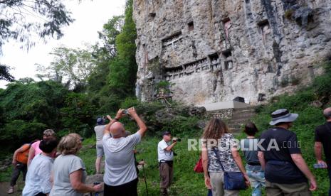 Wisatawan mengambil gambar kuburan kaum bangsawan Toraja yang dikuburkan di tebing, Suaya, Sanggala, Tana Toraja, Sulawesi Selatan. Disbudpar Sulsel siap melibatkan UMKM dalam setiap agenda pariwisata.