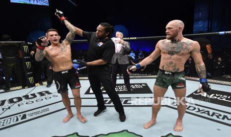 Dustin Poirier bereaksi setelah kemenangan KO atas Conor McGregor dari Irlandia dalam pertarungan kelas ringan UFC 257 di dalam Etihad Arena di UFC Fight Island.