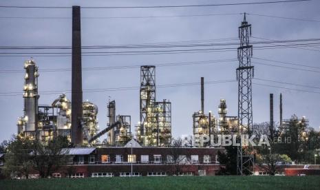 Sebuah taman kimia Shell menyala di Wesseling, dekat Cologne, Jerman, Rabu, 6 April 2022. Sebuah studi yang diterbitkan oleh Institut Ekonomi Jerman (IW) pada Kamis (11/8/2022), menunjukkan bahwa berbagai krisis seperti pandemi Covid-19 dan konflik Rusia-Ukraina telah meningkatkan risiko resesi di Eropa.