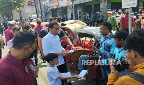 Jokowi-Iriana ajak cucunya Jan Ethes berbagi bantuan untuk Jukir serta tukang Becak di pasar Kembang dan Kadipolo, Ahad (9/4/2023).