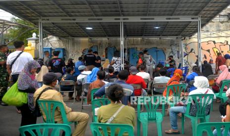 Warga antre untuk vaksinasi Covid-19 saat Serbuan Vaksin di Teras Malioboro 2, Yogyakarta, Senin (28/2/2022). Vaksinasi yang diadakan oleh Kodim Kota Yogyakarta ini menyasar pedagang kaki lima dan pengunjung Teras Malioboro 2. Vaksinasi Covid-19 jemput bola ini untuk mempercepat capaian vaksinasi Covid-19 ke-2 dan booster di Yogyakarta.