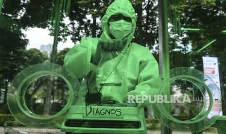 Belitung Timur Umumkan 15 OTG Negatif Covid-19. Petugas medis menunjukan tabung tempat hasil test swab Covid-19.