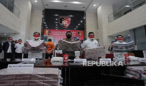 Direktur Tindak Pidana Ekonomi Khusus Bareskrim Polri Brigjen (Pol) Whisnu Hermawan (kedua kanan) didampingi Kepala Bagian Penerangan Umum Divisi Humas Polri Kombes (Pol) Ahmad Ramadhan (kedua kiri depan) menunjukkan barang bukti saat  menyampaikan keterangan terkait kasus pinjaman online ilegal di Mabes Polri, Jakarta, Selasa, (16/11/ 2021). Polisi menangkap 13 orang tersangka terkait kasus tersebut dengan barang bukti peralatan 