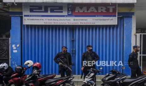 Sejumlah anggota Brimob melakukan penjagaan di Jalan Petamburan III, Jakarta, Rabu (30/12). Aparat gabungan dari TNI dan Polri mendatangi kawasan Petamburan III untuk mencabut sejumlah atribut FPI pasca pembubaran organisasi tersebut oleh pemerintah. Republika/Putra M. Akbar