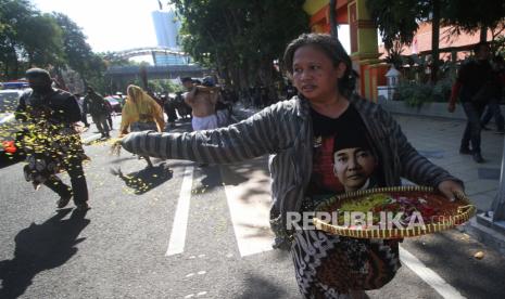 Sejumlah seniman Surabaya menampilkan pertunjukan seni bertajuk Nguda Rasa di Surabaya, Jawa Timur. Seniman Surabaya mengusulkan 10 November menjadi hari libur nasional. (ilustrasi)