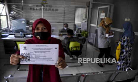 Pelaku UMKM menunjukkan tanda terima pendaftaran BLT UMKM di Kantor Kelurahan Cisaranten Endah, Kota Bandung, Senin (16/11). Dinas Koperasi dan Usaha Kecil Menengah (KUKM) Kota Bandung menyatakan, masih ada sekitar 94 ribu pelaku UMKM yang belum mendapatkan bantuan tahap pertama.