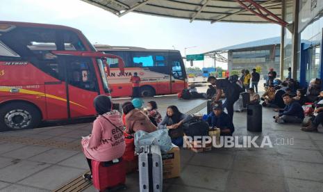 Suasana pemudik di Terminal Terpadu Pulo Gebang, Jakarta Timur, Rabu (19/4/2023). 