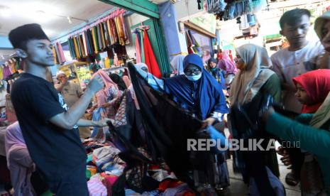  Warga membeli baju muslim di pasar tradisional di pasar Aceh, Banda Aceh, 25 April 2022. Transaksi jual beli tekstil khususnya baju muslim meningkat sangat pesat tahun ini menyusul kondisi pandemi Covid-19 yang landai dan persiapan masyarakat menyambut Ramadhan dan Idul Fitri. Berdasarkan data State of Global Islamic Economy Report 2020/2021, tren belanja busana muslim di Indonesia diprediksi akan meningkat pesat hingga tahun 2024 mencapai 4,5 triliun rupiah.