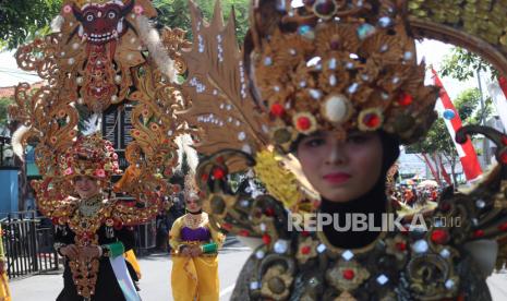 Peserta mengikuti Jombang Culture Carnival di Kabupaten Jombang, Jawa Timur, Ahad (30/10/2022). Acara tersebut merupakan rangkaian peringatan Hari Jadi Pemkab Jombang ke-112. 