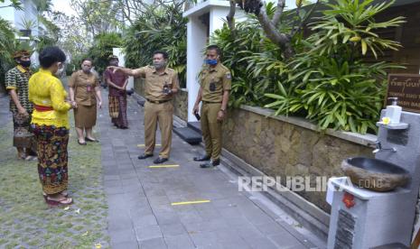 Petugas melakukan proses verifikasi lapangan di Villa Kayu Raja, Seminyak, Badung, Bali, Selasa (28/7/2020). Verifikasi oleh tim yang dibentuk Pemerintah Kabupaten Badung tersebut menilai penerapan berbagai aspek standar dan prosedur pencegahan COVID-19 guna memastikan kesiapan industri jasa akomodasi pariwisata hotel dan villa menjelang pembukaan sektor pariwisata Pulau Dewata bagi wisatawan domestik dan mancanegara. 