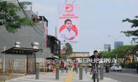 Baliho Kaesang Pangarep di Jalan Margonda Raya, Kota Depok, Jawa Barat. Pengamat dari UI meminta Kaesang segera membuat program sesuai kebutuhan warga Depok.