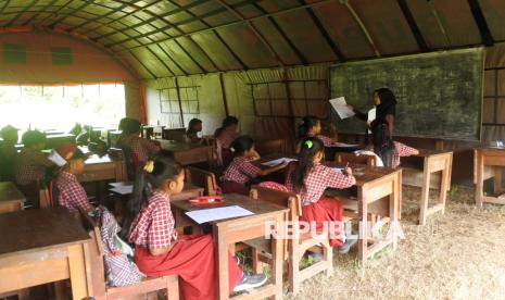 Sejumlah siswa belajar di tenda darurat di SDN Plalangan 3 Kecamatan Kalisat, Jember, Jawa Timur, Rabu (11/12/2024). Sebanyak 75 siswa terpaksa belajar di tenda darurat yang disediakan Badan Penanggulangan Bencana Daerah Jember akibat ruang kelasnya ambruk. 