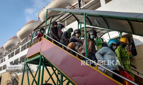 Sejumlah penumpang yang mengikuti program mudik gratis sepeda motor menuruni tangga Kapal Motor (KM) Dobonsolo asal Tanjung Priok, Jakarta setibanya di dermaga Terminal Penumpang Tanjung Emas Semarang, Jawa Tengah, Rabu (27/4/2022). Sebanyak 413 penumpang dan 197 sepeda motor peserta program mudik gratis yang turun di pelabuhan tersebut kemudian melanjutkan perjalanan ke sejumlah wilayah di Jawa Tengah menggunakan sepeda motor. 