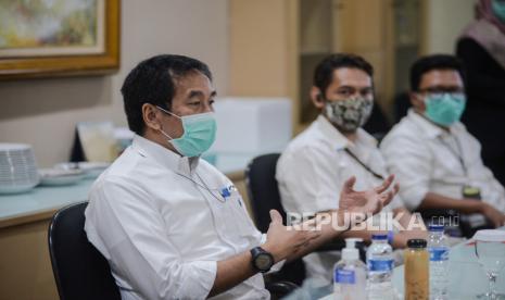 Direktur Utama PT Angkasa Pura II Muhammad Awaluddin (kiri) bersama jajaran direksi berkunjung ke kantor Republika saat penandatanganan nota kesepahaman di Jakarta, Senin (31/8). Republika bersama PT Angkasa Pura II menjalin kerjasama terkait program Sarana Pendidikan Online Terpadu (SPOT) untuk membantu masyarakat terdampak pandemi COVID-19 dalam sektor pendidikan. Republika/Thoudy Badai