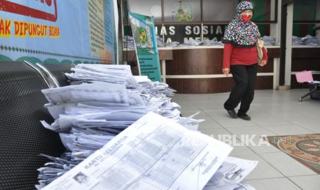 Seorang warga usai mendaftarkan diri sebagai penerima bantuan sosial (bansos) saat mendatangi kantor Dinas Sosial Pemkot Medan, Sumatera Utara, Rabu (13/5). Pendaftaran bansos tunai dengan memberikan fotokopi kartu keluarga dan KTP tersebut diperuntukkan bagi masyarakat miskin yang terdampak pandemi COVID-19