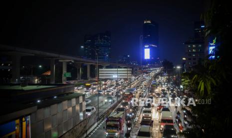 Sejumlah kendaraan terjebak macet saat jam pulang kerja di Jalan Gatot Subroto, Jakarta, Jumat (11/9). Gubernur DKI Jakarta Anies Baswedan mewajibkan sebagian besar perkantoran non-esensial untuk melakukan pekerjaan di rumah atau work from home berlaku saat pembatasan sosial berskala besar (PSBB) secara total pada 14 September 2020 mendatang. Republika/Thoudy Badai