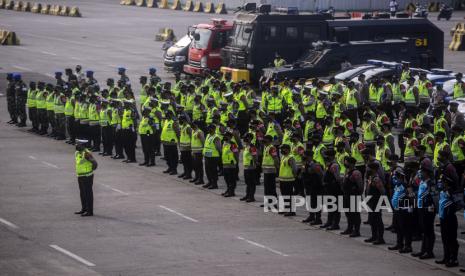 Sejumlah petugas gabungan saat melaksanakan apel di Pelabuhan Merak, Banten, Rabu (5/5). Apel  dilakukan menjelang akan diberlakukannya penjagaan terkait larangan mudik. Republika/Putra M. Akbar