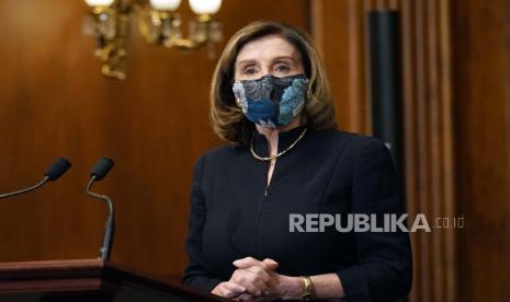 Ketua DPR Nancy Pelosi berbicara sebelum menandatangani dokumen pemakzulan terhadap Presiden Donald Trump di Capitol Hill, di Washington, Rabu (13/1/2021).  Donald Trump kembali lolos dari sidang pemakzulan kedua pada Sabtu (13/2/2021)