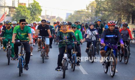 Gubernur Jawa Timur Khofifah Indar Parawansa (tengah) didampingi Bupati Sidoarjo Ahmad Muhdlor Ali (kedua kiri) bersepeda santai (gowes) bersama komunitas di kawasan jalan Mojopahit, Sidoarjo, Jawa Timur, Ahad (3/9/2023). Gubernur Jawa Timur mengikuti sepeda santai bersama komunitas usai melepas acara gowes gemilang dalam rangkaian Pekan Olahraga Provinsi (Porprov) VIII Jawa Timur 2023. 