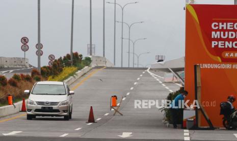 Pengemudi mobil dari luar kota lolos dari check point larangan mudik di pintu keluar tol Lawang, Malang, Jawa Timur, Rabu (29/4/2020). Longgarnya penjagaan terutama saat jam istirahat dimanfaatkan  pengemudi mobil dari luar kota yang sebagian adalah para pemudik untuk dapat lolos di check point larangan mudik tanpa pemeriksaan