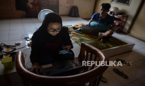 Bekerja di rumah. Saat bekerja dari rumah, cobalah tetap berpakaian rapi dan rasakan manfaatnya.