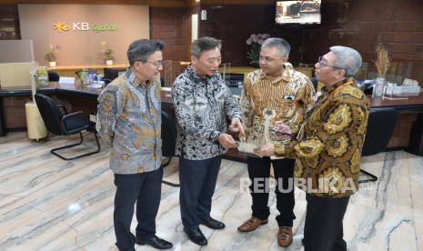 Wakil Direktur Utama KB Bank Syariah Ji Kyu Jang, President Director KB Bank Syariah Woo Yeul Lee, Direktur Utama PT Surya Finansial Utama Ardian Asmar dan Direktur Utama KB Bank Syariah Koko T. Rachmadi (dari kiri), berbincang seusai penandatanganan kerja sama layanan keuangan syariah di Jakarta, Kamis (11/7/2024). KBBS menjalin kerja sama dengan PT Surya Finansial Utama (SFU) yang merupakan Badan Usaha Milik Muhammadiyah (BUMM) di bidang financial technology. Melalui perjanjian ini, KB Bank Syariah akan menjadi mitra eksklusif PP Muhammadiyah dalam memberikan layanan keuangan syariah bagi sekitar 12 juta warga aktif Muhammadiyah.