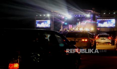 Kendaraan berjejer menyaksikan konser dengan konsep drive-in di Sleman City Hall, Yogyakarta, Ahad (20/9) malam. Ketua Komite Musik Dewan Kesenian Jakarta (DKJ) Azfanadra Karim mengharapkan konser musik yang ditampilkan secara langsung (fisik) dan konser dalam format daring (virtual/online) dapat berjalan beriringan di tengah pemulihan pandemi Covid-19 yang tengah terjadi di Indonesia. 