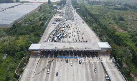 Foto udara kendaraan melintas di gerbang Tol Cikampek Utama saat penerapan satu arah, Karawang, Jawa Barat. BNPB melaporkan situasi mudik di Jawa Barat yang kondusif tanpa bencana alam.