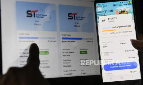 Warga mencari informasi mengenai Surat Berharga Negara (SBN) jenis Sukuk Tabungan Seri ST010 di Jakarta, Kamis (18/3/2023). Direktorat Jenderal Pengelolaan Pembiayaan dan Risiko (DJPPR) Kementerian Keuangan menyebut realisasi pembiayaan utang melalui Surat Berharga Negara (SBN) hingga kuartal I/2023 mencapai Rp217,6 triliun. 