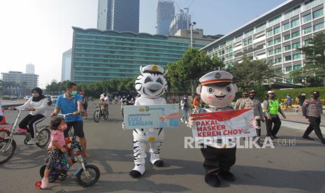 Polisi melakukan kampanye sosialisasi menggunakan masker dan cuci tangan saat hari bebas kendaraan bermotor di kawasan Sudirman, Jakarta, Minggu (8/11/2020). Polisi mengajak warga masyarakat untuk ikut berperan aktif dalam memutus mata rantai penyebaran COVID-19 dengan menggunakan masker dan rajin mencuci tangan. 