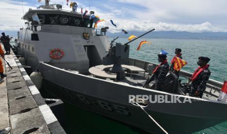 Kapal Angkatan Laut (KAL) Talise bersandar di Dermaga Pangkalan TNI AL (Lanal) Palu di Palu, Sulawesi Tengah, Senin (6/7/2020). Kehadiran Kapal perang produksi dalam negeri yang dilengkapi dengan sejumlah sistem persenjataan itu akan menjalankan tugas dan fungsinya untuk memperkuat pertahanan dan mendukung Lanal Palu dalam patroli serta penegakan hukum di laut guna menjaga kedaulatan NKRI. ANTARA FOTO/Mohamad Hamzah/wsj.