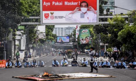 Sejumlah mahasiswa dari berbagai universitas berunjuk rasa di Jalan Merdeka, Kota Bandung, Senin (12/10). Dalam unjuk rasa tersebut mereka menolak pengesahan UU Cipta Kerja (Omnibus Law) dan mengecam tindakan represif aparat kepolisian saat aksi tolak UU Cipta Kerja di berbagai daerah serta meminta kepolisian untuk membebaskan rekan mahasiswa dan demonstran yang ditangkap. Foto: Abdan Syakura/Republika