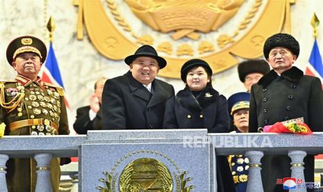  Sebuah foto yang dirilis oleh Kantor Berita Pusat Korea Utara (KCNA) resmi menunjukkan pemimpin tertinggi Korea Utara Kim Jong-un (C-L) dan putrinya Kim Jue-ae (C-R) melihat parade militer.