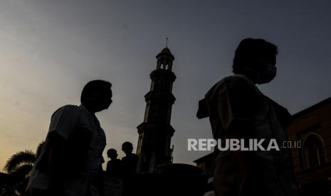 Sejumlah umat Muslim bersiap melaksanakan shalat Idul Fitri 1442 Hijriah di Masjid Dian Al-Mahri, Depok, Jawa Barat Kamis (13/5). 