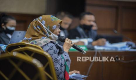 Kepala Pengembangan Dana Asuransi Jiwasraya Periode 2008-2011 Lusiana (kiri) memberikan keterangan saksi saat sidang lanjutan terkait kasus korupsi pengelolaan keuangan dan dana investasi PT Asuransi Jiwasraya di Pengadilan Tipikor, Rabu (15/7). Sidang tersebut beragendakan mendengarkan keterangan sembilan orang saksi yang dihadirkan Jaksa Penuntut Umum (JPU) dari kejaksaan Agung diantaranya pegawai Jiwasraya, perusahaan manajer investasi (MI) dan perusahaan sekuritas.