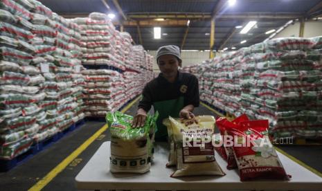 Petugas menata beras premium di Gudang RPC PT Food Station, Cipinang, Jakarta, Rabu (21/2/2024). 