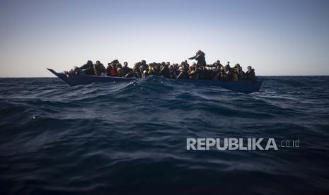 Sedikitnya 12 migran Afrika tewas dan 10 lainnya hilang setelah empat kapal yang mengangkut 120 migran tenggelam di lepas pantai Tunisia saat hendak menyeberangi Mediterania menuju Italia