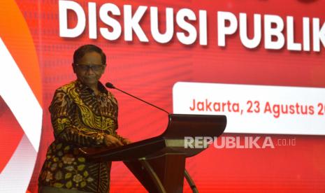 Menkopolhukam Mahfud MD memberikan sambutan dalam acara Kick Off Dialog Publik RKUHP di Jakarta, Selasa (23/8/2022). Kegiatan tersebut dilaksanakan sebagai upaya melakukan sosialisasi dan edukasi yang bertujuan meningkatkan pemahaman masyarakat serta partisipasi publik dalam pembahasan RKUHP. Prayogi/Republika