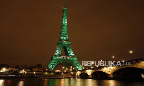  Menara Eiffel diterangi dengan warna hijau untuk merayakan ratifikasi kesepakatan perubahan iklim COP21 (Conference of the Parties Climate Conference) di Paris, Prancis, 04 November 2016 (diterbitkan kembali 21 Januari 2021). Presiden AS Joe Biden pada jam-jam pertama menjabat menandatangani beberapa perintah eksekutif yang membalikkan kebijakan pendahulunya termasuk tentang pandemi virus corona, perjanjian iklim Paris, dan tembok perbatasan kontroversial Trump.