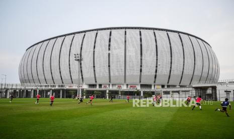 Sejumlah pesepak bola mengikuti uji tanding dalam seleksi tahap kedua Tim Nasional (Timnas) U-16 di Jakarta International Stadium (JIS), Ahad (31/3/2024).