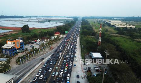 Ribuan kendaraan antre di Gerbang Tol (GT) Cikampek Utama, Karawang, Jawa Barat, Rabu (19/4/2023) pagi. Kepadatan kendaraan terjadi di GT Cikampek Utama beberapa hari jelang Hari Raya Idul Fitri 1444 H. Kebijakan manajemen lalu lintas satu arah hingga GT Kalikangkung juga masih diberlakukan hingga Rabu (19/4/2023) pagi ini.